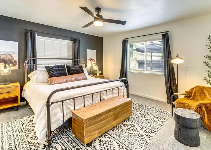 Walk To Trails: Modern Mountain Retreat Munds Park