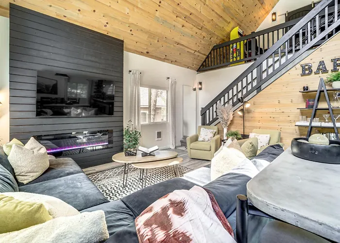 Walk To Trails: Modern Mountain Retreat Holiday home