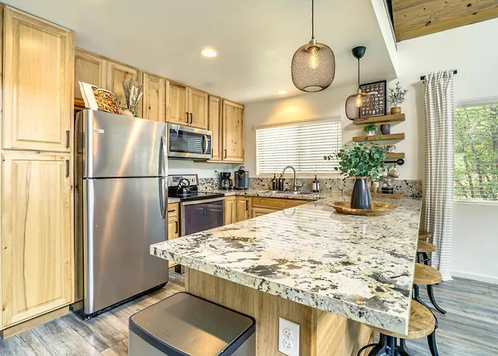 Holiday home Walk To Trails: Modern Mountain Retreat *