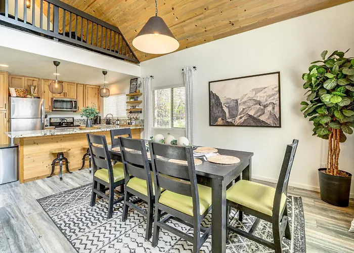Walk To Trails: Modern Mountain Retreat Holiday home *