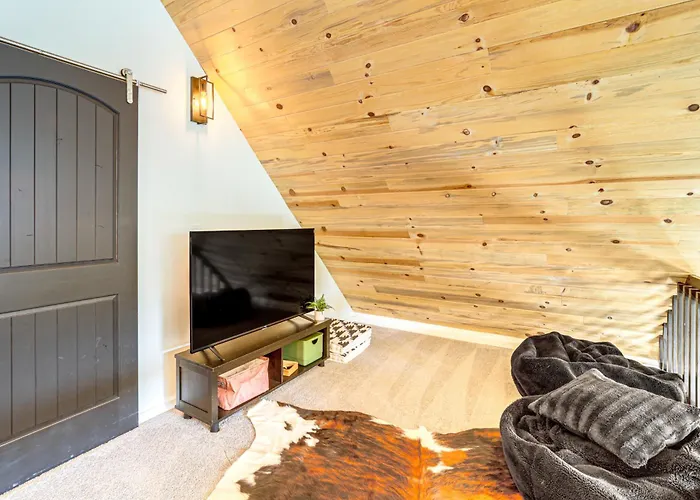 Walk To Trails: Modern Mountain Retreat Holiday home
