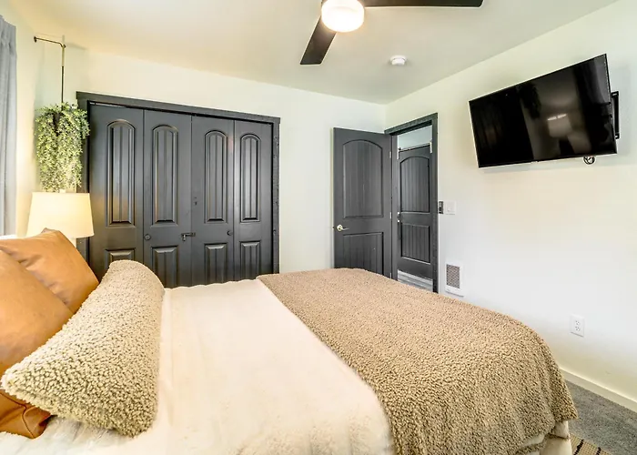 Walk To Trails: Modern Mountain Retreat Holiday home Munds Park
