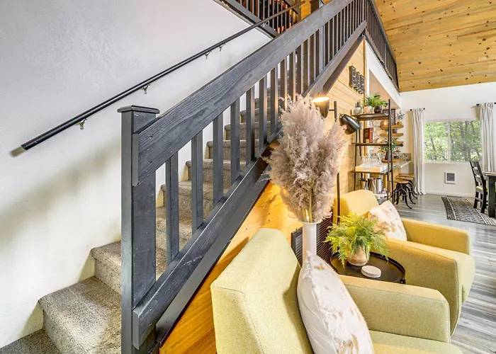 Holiday home Walk To Trails: Modern Mountain Retreat *